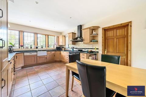 4 bedroom detached house for sale, The Avenue, Dallington, Northampton, Northamptonshire, NN5