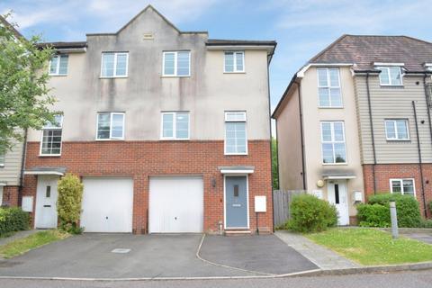 4 bedroom end of terrace house to rent, Eskdale Way, Maidenbower, RH10