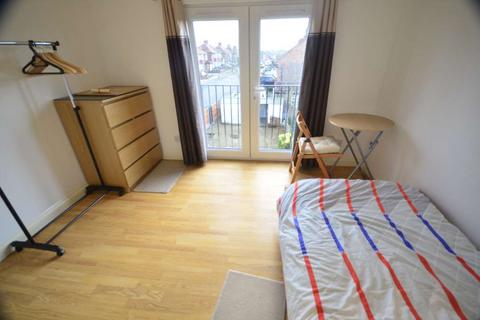 1 bedroom in a house share to rent, Green Court Avenue, Edgware