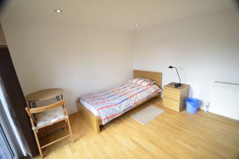 1 bedroom in a house share to rent, Green Court Avenue, Edgware