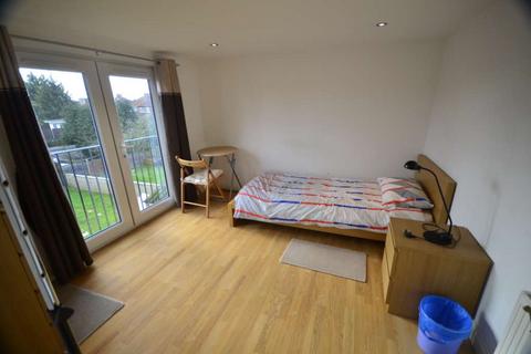1 bedroom in a house share to rent, Green Court Avenue, Edgware