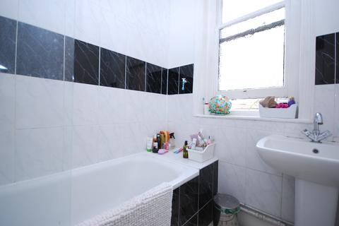 3 bedroom ground floor flat to rent, Mowll Street, Oval SW9