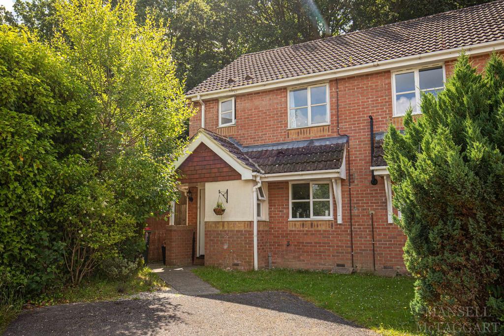 Stable Close, Crawley RH10 2 bed semidetached house for sale £350,000