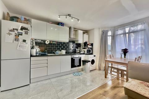 1 bedroom flat to rent, Flat 2B, 48 Longley Road, SW17 9LL