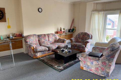 Studio to rent, Stow Hill, ,
