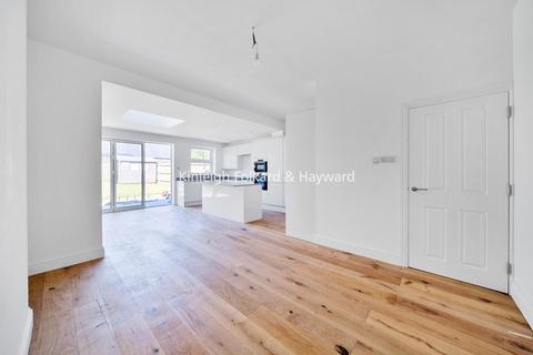 19 Lankaster Gardens, London, N2 9AZ