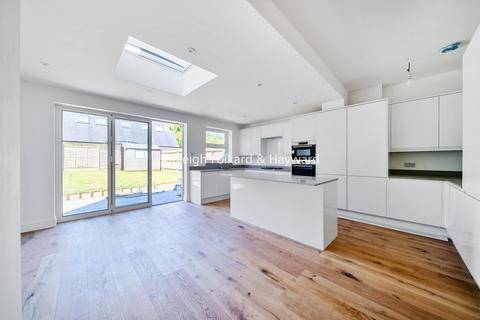 19 Lankaster Gardens, London, N2 9AZ