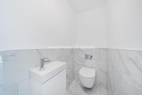 19 Lankaster Gardens, London, N2 9AZ