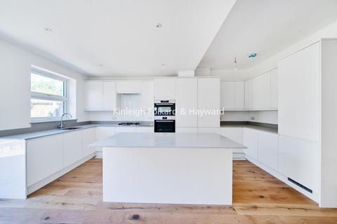 19 Lankaster Gardens, London, N2 9AZ
