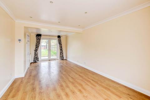3 bedroom terraced house to rent, Blake Close, Crawley RH10