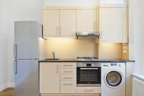 Studio to rent, Uxbridge Road, London W3