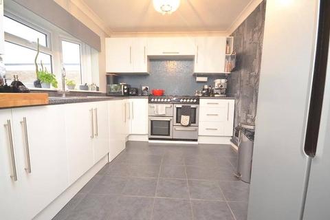 3 bedroom terraced house to rent, Apollo Close, Hornchurch, RM12