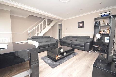 3 bedroom terraced house to rent, Apollo Close, Hornchurch, RM12