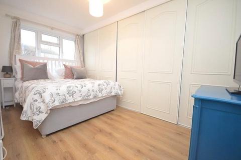 3 bedroom terraced house to rent, Apollo Close, Hornchurch, RM12