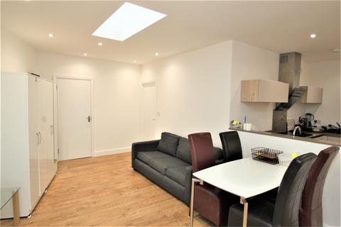 2 bedroom flat to rent, Oxford Road, Denham, UXBRIDGE, Buckinghamshire