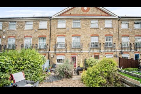 4 bedroom terraced house to rent, Millwood court New Road, Chatham ME4