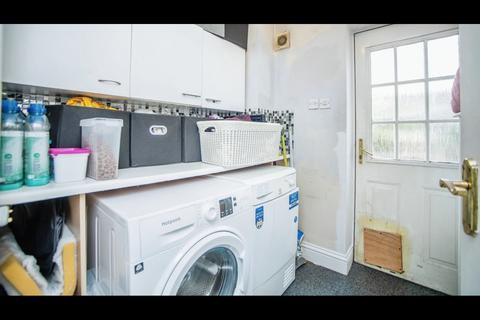 4 bedroom terraced house to rent, Millwood court New Road, Chatham ME4