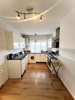 2 bedroom flat to rent, Station road , E4