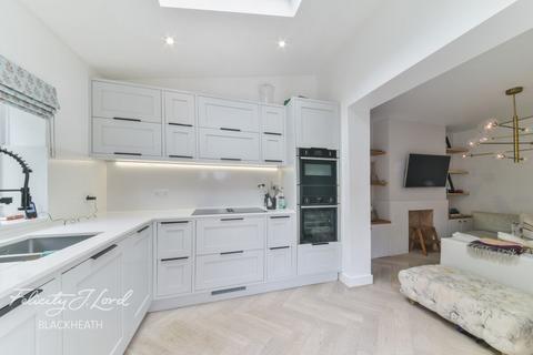 3 bedroom end of terrace house for sale, Red Lion Lane, London