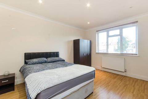 3 bedroom maisonette to rent, St Barnabas Road, Mitcham, CR4