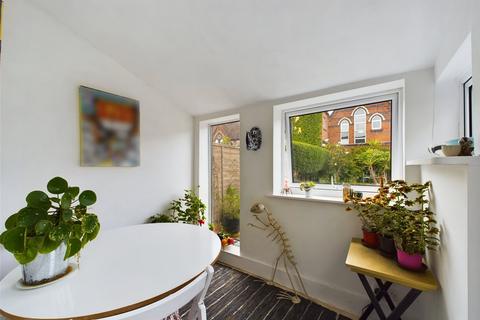 3 Hanman Road, Gloucester, GL1 4TG