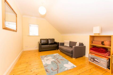 2 bedroom flat to rent, Walm Lane, Willesden, London, NW2