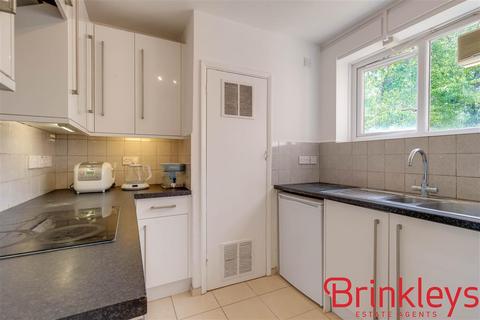 3 bedroom apartment to rent, Urmston Drive, Southfields