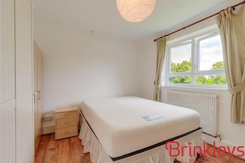 3 bedroom apartment to rent, Urmston Drive, Southfields