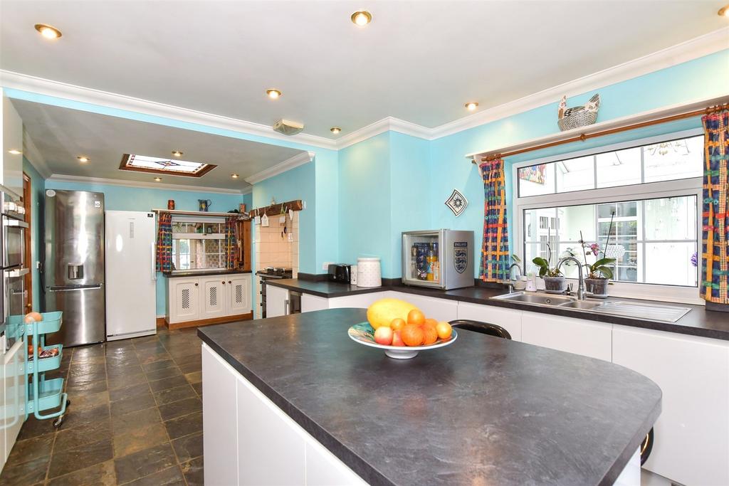 Kitchen/ Breakfast Room