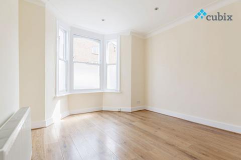 3 bedroom ground floor flat to rent, Chatham Street, London SE17