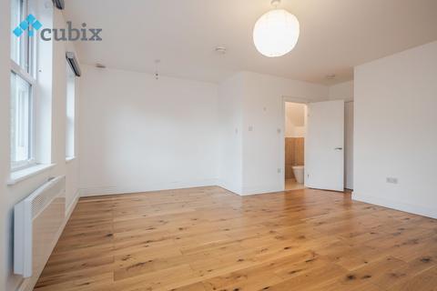 2 bedroom triplex to rent, Surrey Square, London SE17