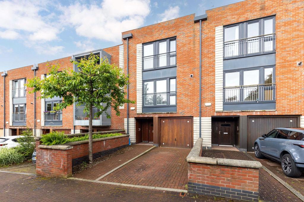 Fettes Rise, Edinburgh, Midlothian 4 bed terraced house £3,050 pcm (£