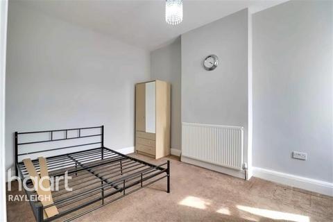 3 bedroom semi-detached house to rent, Fleetwood Avenue - Westcliff-on-sea - SS0