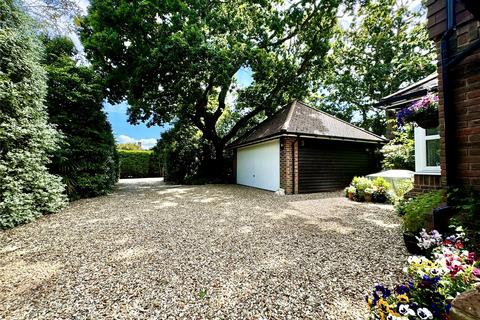 Oakwood House, 24a Broad Lane, Lymington, SO41 3QP