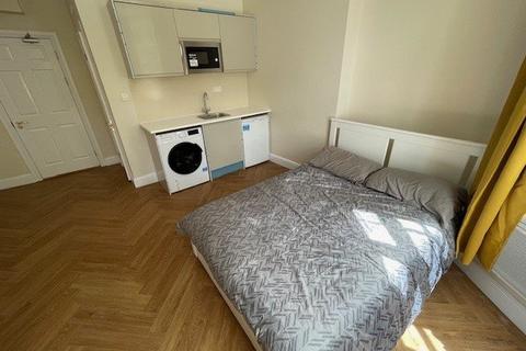Studio to rent, Finchley Road, Hampstead NW3