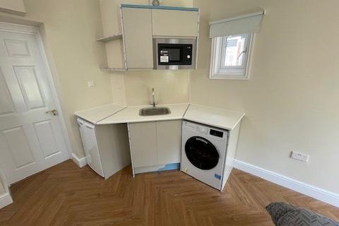 Studio to rent, Finchley Road, Hampstead NW3