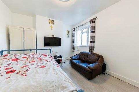 2 bedroom flat for sale, Elder Gardens, London SE27