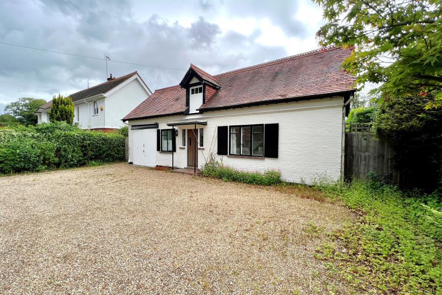 Pembroke Road, Woking GU22 2 bed detached bungalow to rent £1,800 pcm