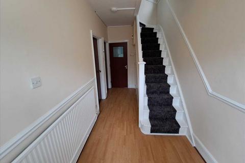 4 bedroom end of terrace house to rent, North Acton Road, London, NW10