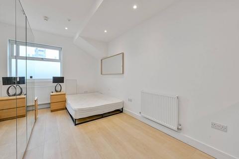 Studio to rent, Oakley Avenue, Ealing, London, W5