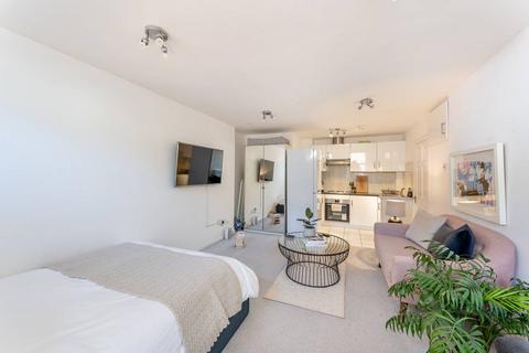 Studio to rent, Askew Road, Shepherd's Bush, London, W12