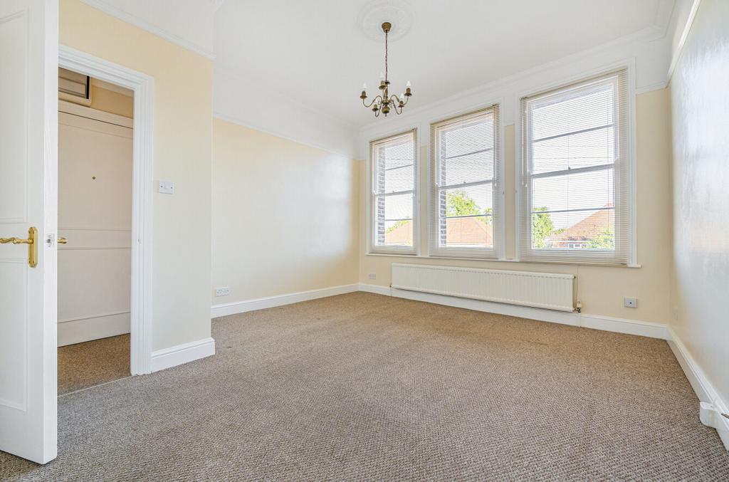 Bulwer Road, EN5 2 bed apartment for sale £374,999