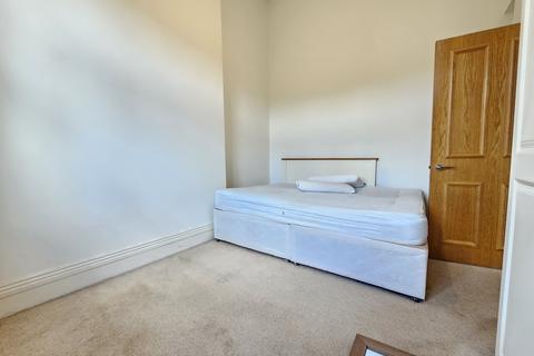 Studio to rent, Bow Road, London E3