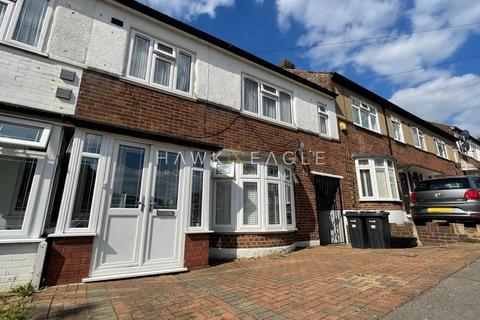 1 bedroom in a house share to rent, Roding Lane South, Ilford, Essex. IG4