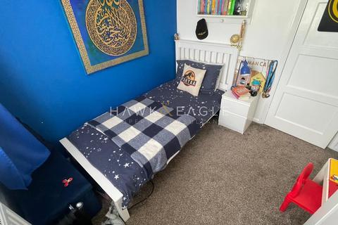 1 bedroom in a house share to rent, Roding Lane South, Ilford, Essex. IG4