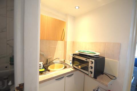 Studio to rent, Stoke Road, Slough, Berkshire, SL2