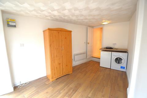 Studio to rent, Stoke Road, Slough, Berkshire, SL2