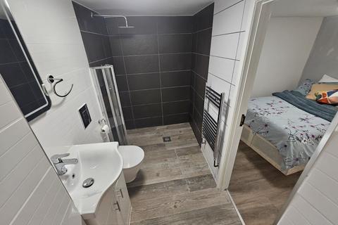 2 bedroom flat to rent, Putney Bridge Rd, Wandsworth SW18