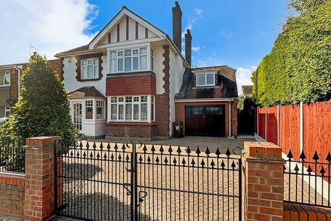 4 bedroom detached house for sale, Albert Gardens, Clacton-on-Sea, Clacton, CO15