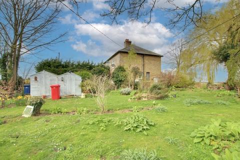 3 bedroom semi-detached house to rent, Sixteen Foot Bank, Stonea